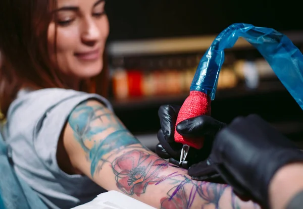 Επαγγελματίας καλλιτέχνης τατουάζ κάνει ένα τατουάζ σε ένα νεαρό κορίτσι χέρι. — Φωτογραφία Αρχείου