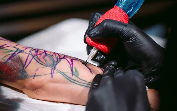 Tatuaggio artista professionista fa un tatuaggio su una mano di giovani ragazze. — Foto Stock