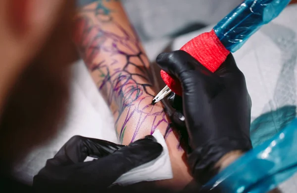 Tatuaggio artista professionista fa un tatuaggio su una mano di giovani ragazze. — Foto Stock