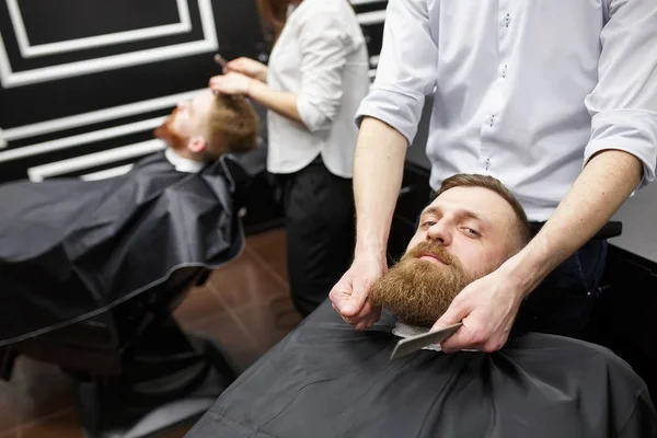 Homens confiantes visitando cabeleireiros na barbearia . — Fotografia de Stock