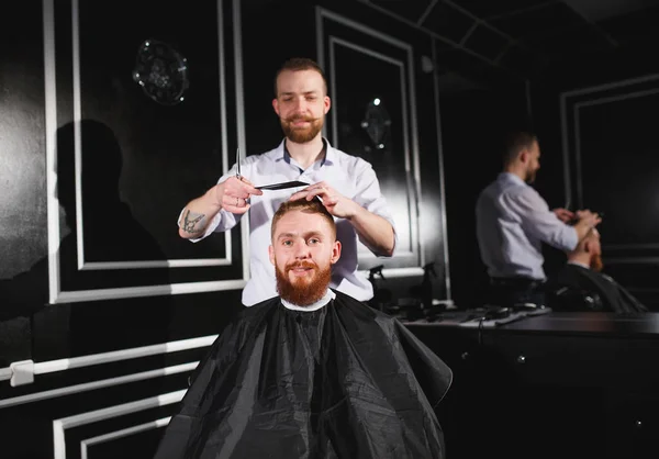 Hombre seguro visitando peluquero en la peluquería . — Foto de Stock