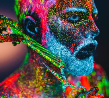 Kavram. Berber dükkanında sakallı bir adam. Berber dükkanında şık bir sakallı adam kesilmiş. Adam ultraviyole tozu ile dekore edilmiştir