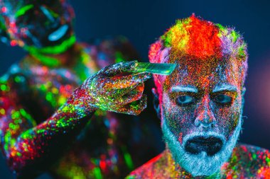 Kavram. Berber dükkanında sakallı bir adam. Berber dükkanında şık bir sakallı adam kesilmiş. Adam ultraviyole tozu ile dekore edilmiştir