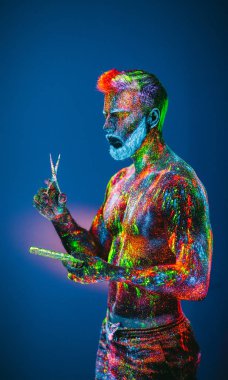 Kavram. Berber dükkanında sakallı bir adam. Berber dükkanında şık bir sakallı adam kesilmiş. Adam ultraviyole tozu ile dekore edilmiştir