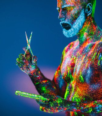 Kavram. Berber dükkanında sakallı bir adam. Berber dükkanında şık bir sakallı adam kesilmiş. Adam ultraviyole tozu ile dekore edilmiştir