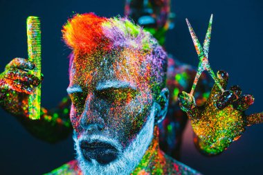 Kavram. Berber dükkanında sakallı bir adam. Berber dükkanında şık bir sakallı adam kesilmiş. Adam ultraviyole tozu ile dekore edilmiştir