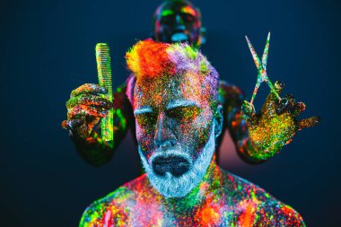 Kavram. Berber dükkanında sakallı bir adam. Berber dükkanında şık bir sakallı adam kesilmiş. Adam ultraviyole tozu ile dekore edilmiştir