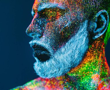 Kavram. Berber dükkanında sakallı bir adam. Berber dükkanında şık bir sakallı adam kesilmiş. Adam ultraviyole tozu ile dekore edilmiştir