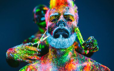 Kavram. Berber dükkanında sakallı bir adam. Berber dükkanında şık bir sakallı adam kesilmiş. Adam ultraviyole tozu ile dekore edilmiştir