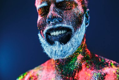 Kavram. Sakallı bir adam portresi. Adam ultraviyole toz boyalı.