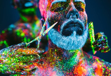 Kavram. Berber dükkanında sakallı bir adam. Berber dükkanında şık bir sakallı adam kesilmiş. Adam ultraviyole tozu ile dekore edilmiştir