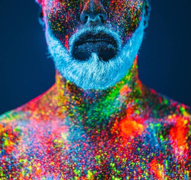 Kavram. Sakallı bir adam portresi. Adam ultraviyole toz boyalı.