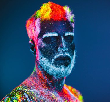 Kavram. Sakallı bir adam portresi. Adam ultraviyole toz boyalı.