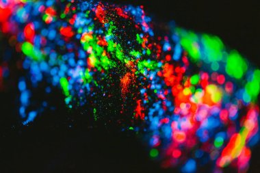 Ultraviyole toz dokusu. Adam ultraviyole tozuyla boyanmış..