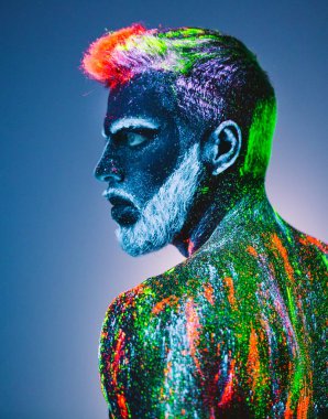 Kavram. Berber dükkanında sakallı bir adam. Berber dükkanında şık bir sakallı adam kesilmiş. Adam ultraviyole tozu ile dekore edilmiştir.