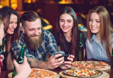 Cep telefonu selfie fotoğraf grubu arkadaşlar kullanın