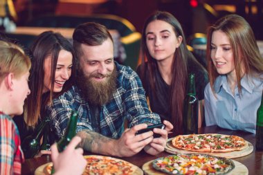 Cep telefonu selfie fotoğraf grubu arkadaşlar kullanın