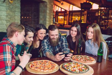 Cep telefonu selfie fotoğraf grubu arkadaşlar kullanın