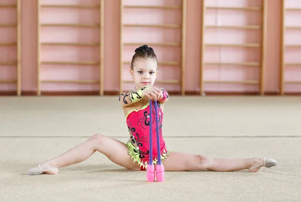 Giovane ragazza che fa ginnastica in palestra . — Foto Stock