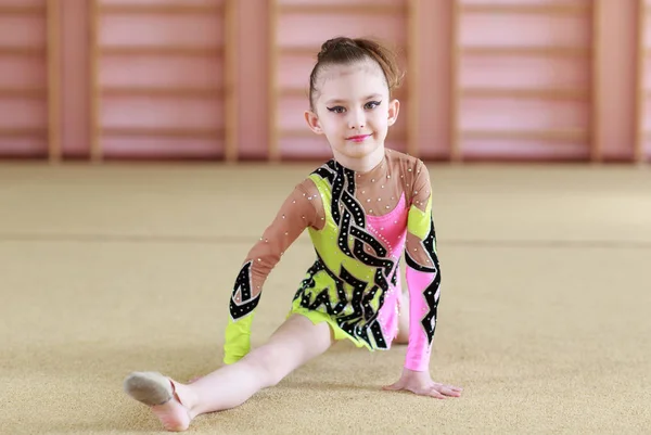 Menina fazendo ginástica no ginásio . — Fotografia de Stock