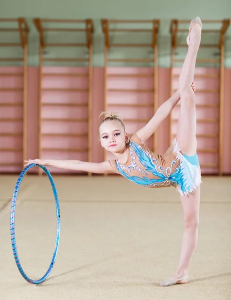 Menina fazendo ginástica no ginásio . — Fotografia de Stock