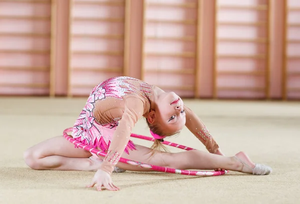 Menina fazendo ginástica no ginásio . — Fotografia de Stock