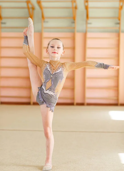 Menina fazendo ginástica no ginásio . — Fotografia de Stock