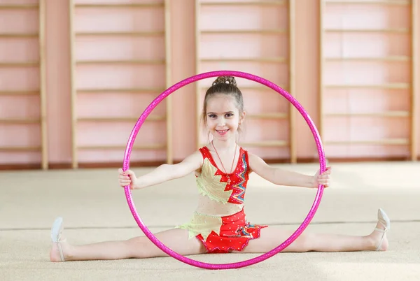 Menina fazendo ginástica no ginásio . — Fotografia de Stock