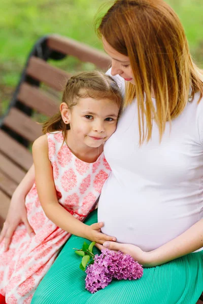 Portrait de mère et fille enceinte dans le parc . — Photo