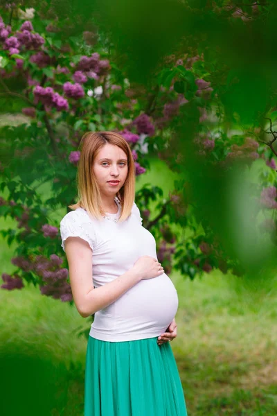 怀孕的女孩在户外的夏季公园. — 图库照片