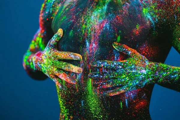 Ультрафіолетова текстура порошку. Людина пофарбована в ультрафіолетовий порошок . — стокове фото