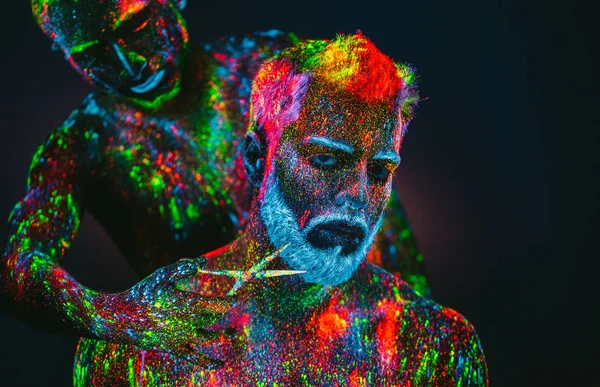 Kavram. Berber dükkanında sakallı bir adam. Berber dükkanında şık bir sakallı adam kesilmiş. Adam ultraviyole tozu ile dekore edilmiştir