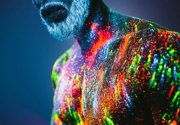 コンセプトです。ひげを生やした男の肖像画。男は紫外線の粉で描かれています。. — ストック写真
