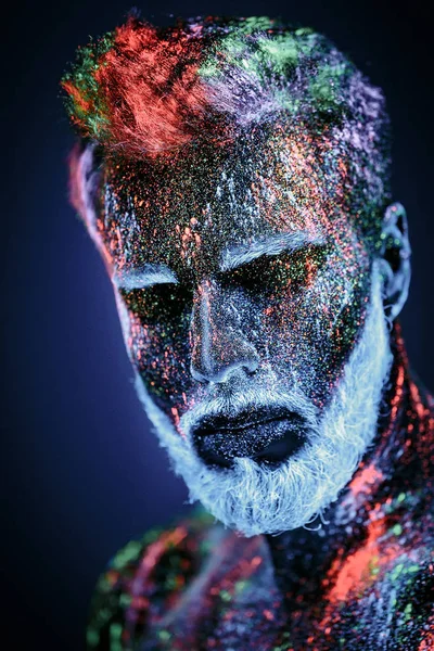 コンセプトです。ひげを生やした男の肖像画。男は紫外線の粉で描かれています。. — ストック写真