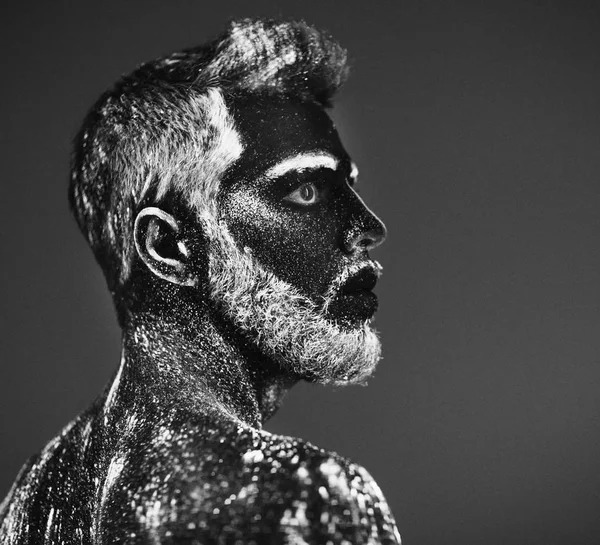 Концепция. Портрет бородатого человека. Человек окрашен в ультрафиолетовый порошок . — стоковое фото
