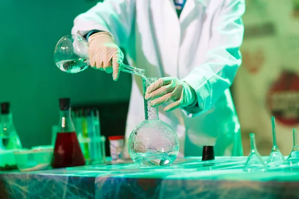 Experimente im Chemielabor. Durchführung eines Experiments im Labor. — Stockfoto