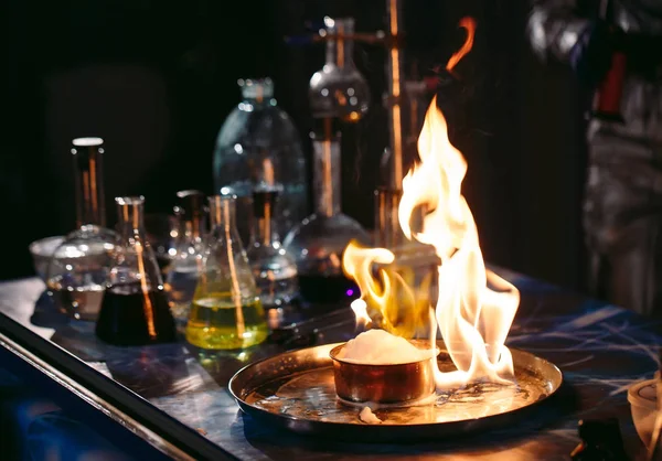 Exploze během experimentu. Neúspěšný experiment v chemické laboratoři. — Stock fotografie