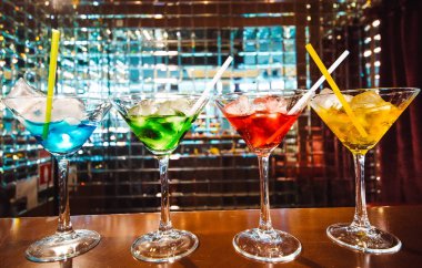 Barda çok renkli kokteyller. barmen gösterisi