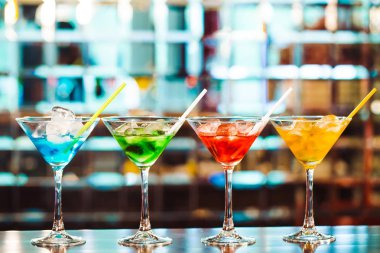 Barda çok renkli kokteyller. barmen gösterisi
