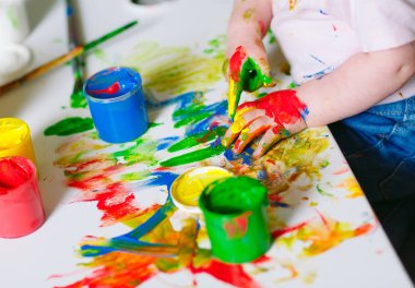 Anne ve kızı boya çizim okulda tuval üzerine.