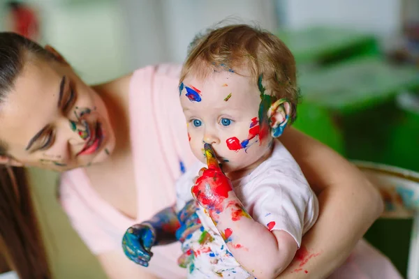 Maman et fille peignent sur toile à l'école de dessin — Photo