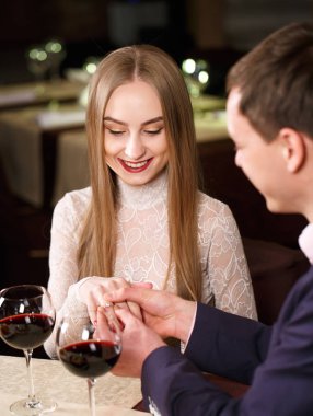 Bir restoranda evlilik teklifi. Bir kafede güzel genç çift.