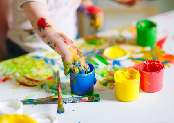 Mamá e hija pintan sobre lienzo en la escuela de dibujo — Foto de Stock