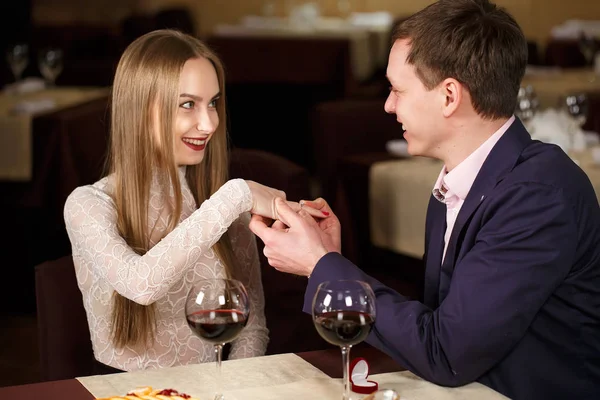 Äktenskapsförslag på en restaurang. Vackert ungt par på ett kafé. — Stockfoto