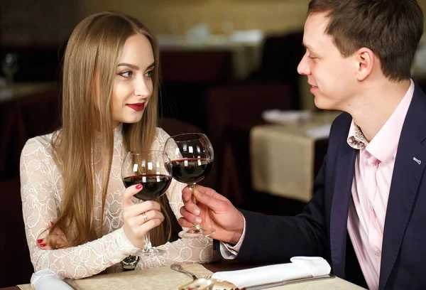 Couple toasting wineglasses in a luxury restaurant. — Stock Photo, Image