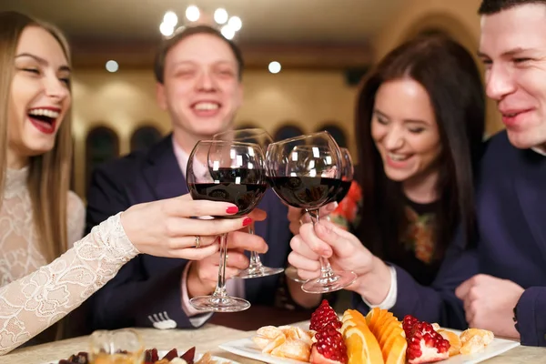 Przyjaciele w restauracji picia czerwonego wina. — Zdjęcie stockowe