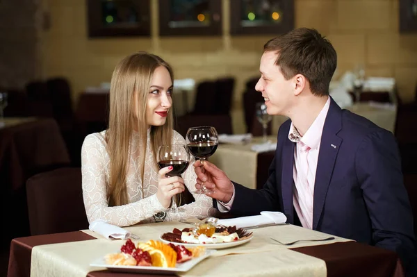 Para kieliszków do wina w luksusowej restauracji. — Zdjęcie stockowe