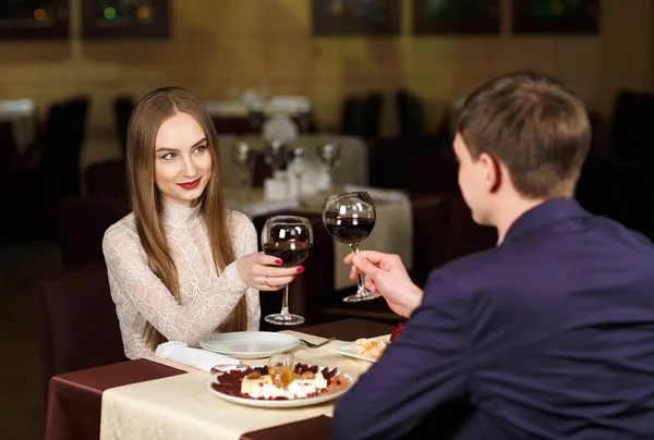Par rostning vinglas i en lyxig restaurang — Stockfoto
