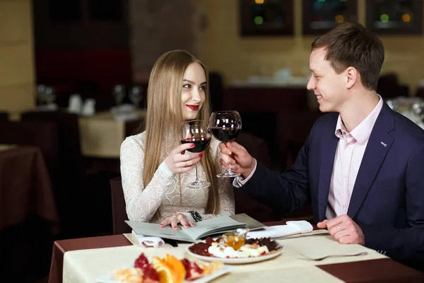 Glada par med menyn på en restaurang. — Stockfoto