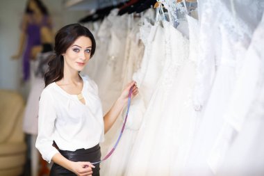 gelinlik arka planda satıcı danışmanı